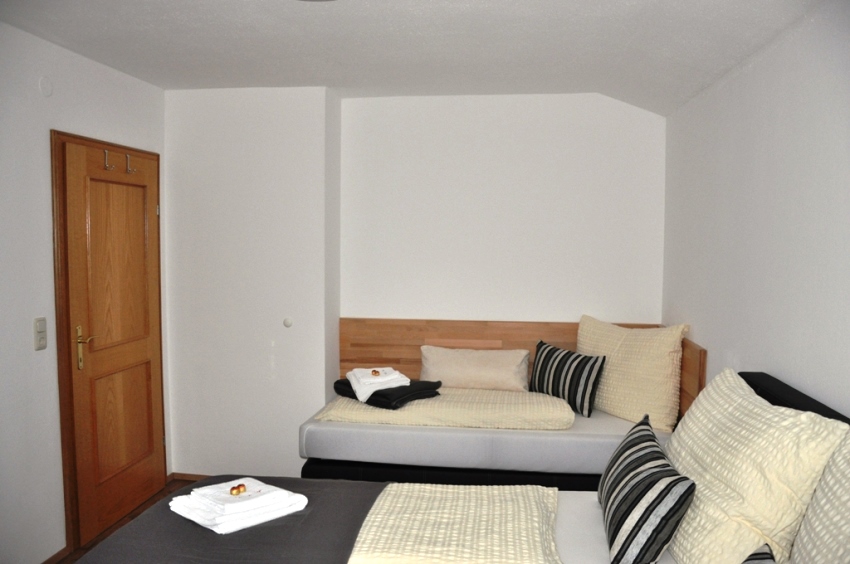Schlafzimmer 2 mit Doppel- und Einzelbett